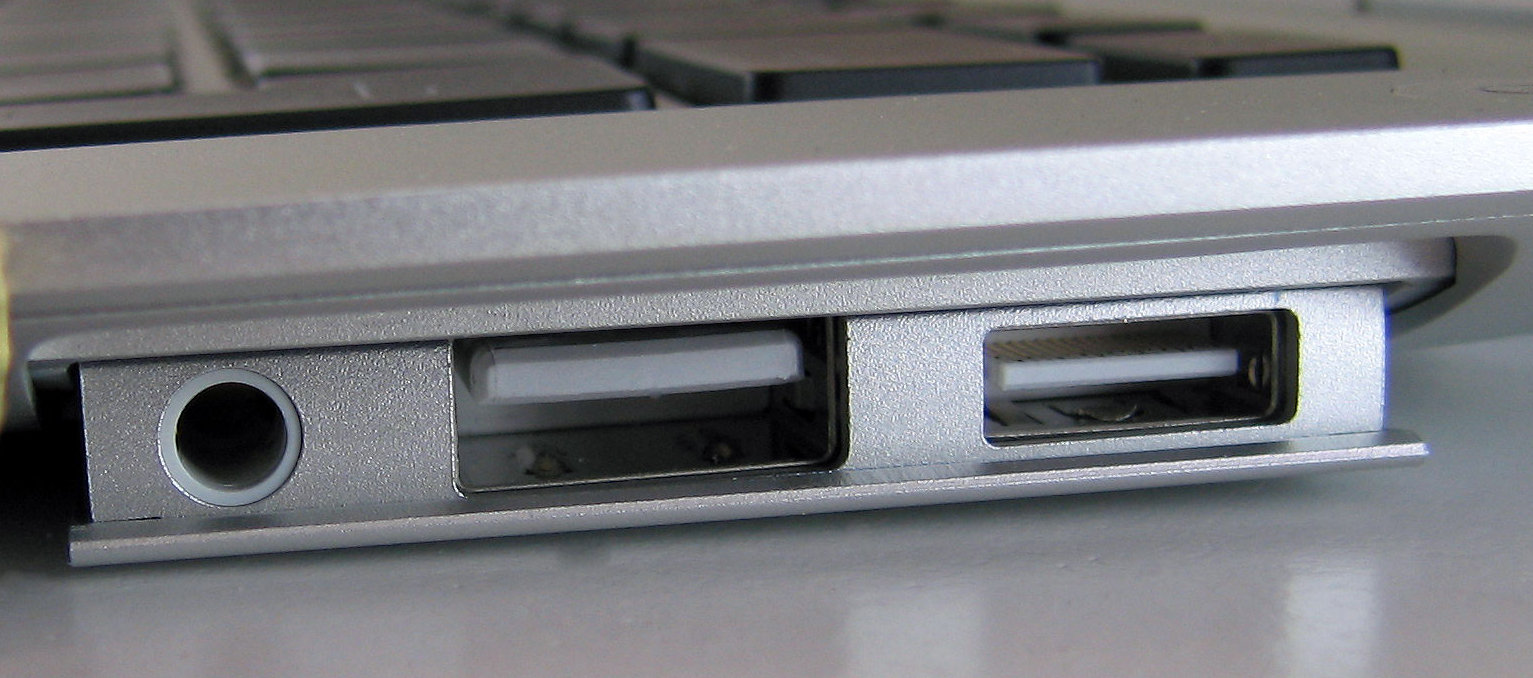 На следующем изображении виден порт Micro-DVI рядом с портами для наушников и USB