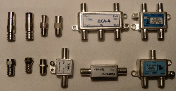 Primul utilizează conectori F, iar cel de-al doilea utilizează un splitter pentru posibila cablare suplimentară la mai multe dispozitive