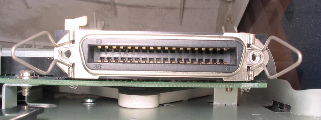 Позже порт Centronics был заменен портом DB-25 с параллельным интерфейсом
