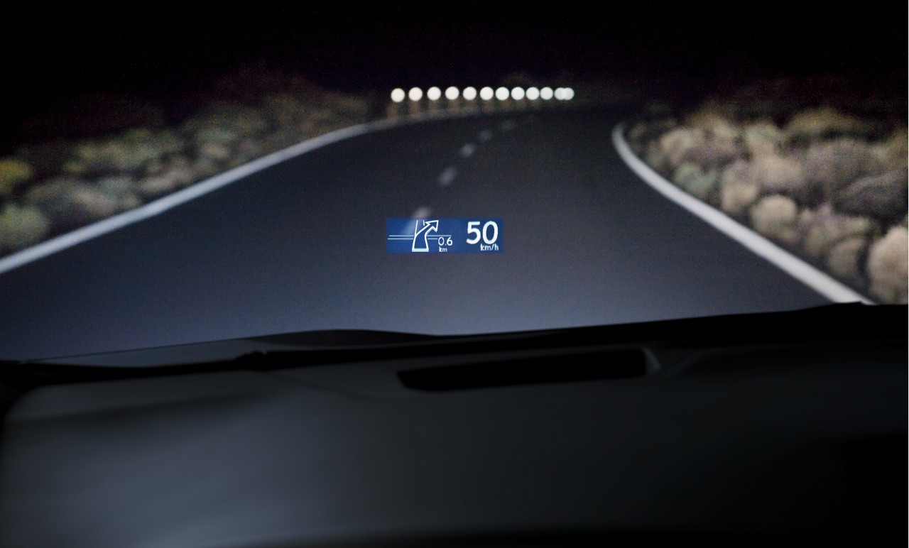 Полупрозрачный дисплей может появляться в автомобиле в различных формах - например, в виде изображения, отображаемого непосредственно на стекле или на специальной прозрачной табличке перед водителем